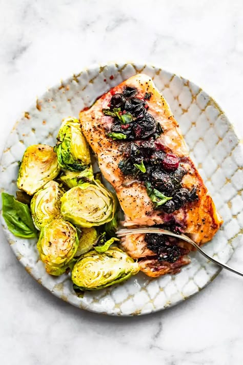 Learn how to make blueberry salmon on a single sheet pan with just a handful of healthy ingredients and 20 minutes! Blueberry Salmon, Cotter Crunch, Healthy Gut Diet, Salmon Veggies, Salmon And Veggies, Nightshade Free Recipes, Sheet Pan Salmon, Gluten Free Salmon, Healthy Gut Recipes