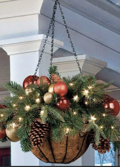 Christmas Decoration Outdoor, Christmas Hanging Baskets, Dekoratívne Vence, Outdoor Christmas Diy, Jul Diy, Christmas Pots, Christmas Porch Decor, Christmas Baskets, Christmas Outdoor