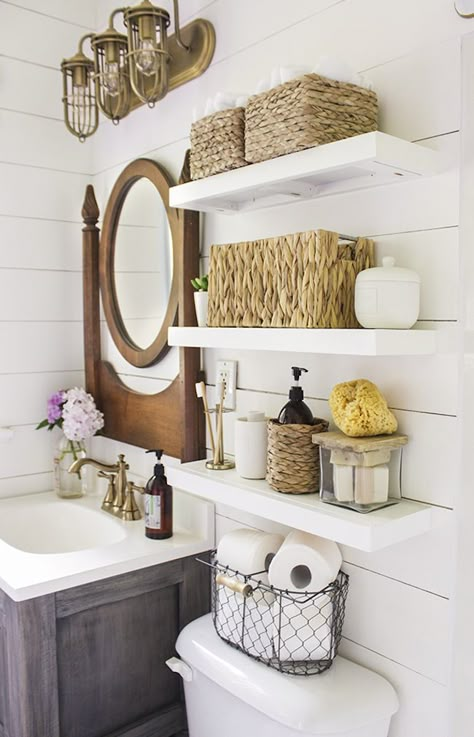 Country bathroom with shelves installed above toilet Makeover Kamar Mandi, Shelves Above Toilet, Rental Bathroom, Diy Bathroom Storage, Bathroom Storage Solutions, Over Toilet, Regal Design, Bad Inspiration, Country Bathroom