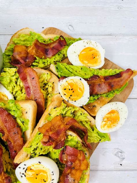 Looking for a quick and delicious breakfast option? Try this easy avocado toast recipe topped with crispy bacon for a tasty and satisfying breakfast! Easy Avocado Toast, Frozen Berry Smoothie, Fried Egg On Toast, Bacon Toast, Bacon Brunch, Simple Avocado Toast, Avocado Toast Recipe, How To Make Bacon, Easy Bacon