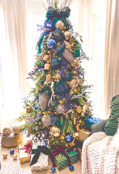 Crismas Tree, Blue Christmas Tree Decorations, Christmas Decor Trends, Flocked Christmas Trees Decorated, Christmas Tree Decorating Themes, Classic Christmas Tree, Blue Christmas Tree, Plaid Christmas Tree, White Christmas Trees