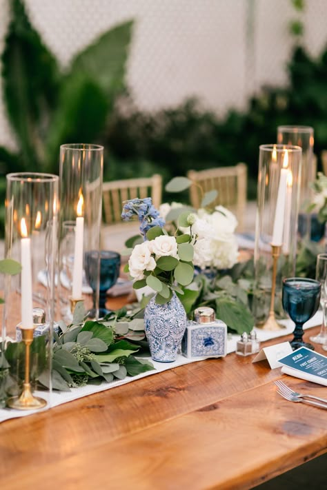 Blue and white chinoiserie wedding centerpiece. Captured by Gabby for Emily Wren Photography https://emilywrenweddings.com/ Blue Modern Wedding Decor, Blue And White Table Decorations Party, Delft Wedding Decor, Blue Vase Wedding Centerpiece, Aqua And Beige Wedding, Blue And White Table Arrangements, Blue Tuscan Wedding, Chinoiserie Themed Wedding, Porcelain Wedding Decoration