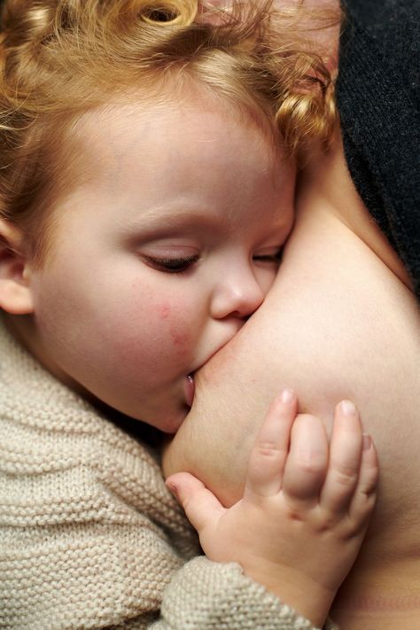 The complexity of breastfeeding is what photographer Sophie Harris-Taylor set out to explore in her now-viral portrait series, Milk. Mother Feeding Baby, Antenatal Classes, Mother Feeding, Birth Art, Vogue Portugal, Human Milk, Feeding Baby, Complicated Relationship, I Love My Son