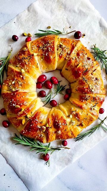 Cranberry Wreath Christmas, Pear Brie Apricot Wreath, Cranberry Brie Pastry Wreath, Cresent Wreath Recipe, Cranberry Brie Wreath Appetizer, Brie Cranberry Wreath, Crescent Christmas Wreath, Croissant Wreath Recipe, Christmas Brie Wreath