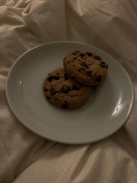 Aesthetic Food Chocolate, Chocolate Chips Aesthetic, Brown Cookies Aesthetic, Chocolate Desert Aesthetic, Chocolate Cookie Aesthetic, Eating Chocolate Aesthetic, Cookies Aesthetic Photography, Baked Cookies Aesthetic, Chocolate Chip Aesthetic