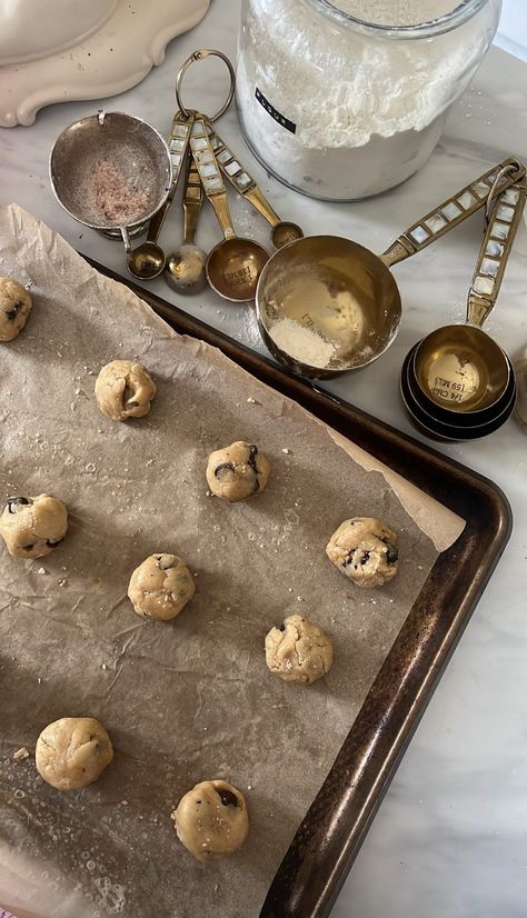 Beige Baking Aesthetic, Brunette Baking Aesthetic, Black Girls Baking Aesthetic, 2024 Vision Board Baking, Meredith Core Aesthetic, Bakery Cookies Aesthetic, Baking Woman Aesthetic, Baked Desserts Aesthetic, Asthetic Baking Pic