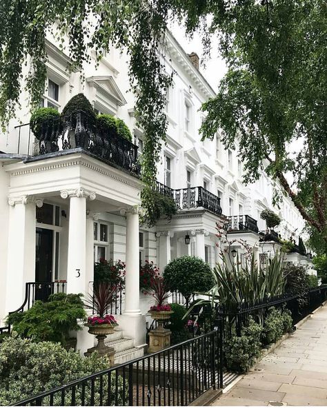 Chelsea, London.-. London Living, London Townhouse, Chelsea London, Living In London, European Home Decor, London Home, London House, London Flat, Casa Exterior