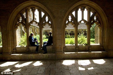 Men can wear skirts at Oxford University as academic dress code is changed to… Hogwarts Aesthetic, Slytherin Aesthetic, Harry Potter Aesthetic, Dark Academia Aesthetic, Academia Aesthetic, Oxford University, Harry Potter World, The Marauders, Fantastic Beasts