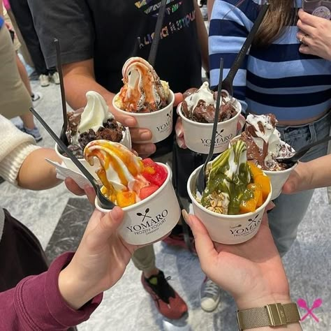 YOMARO Frozen Yogurt (@yomarofrozenyogurt) • Instagram photos and videos Frozen Yogurt Aesthetic, Cute Ice Cream Shop, Yo Chi, Yogurt Land, Frozen Yogurt Toppings, Desserts Restaurant, Mango Frozen Yogurt, Turkish Yogurt, Frozen Yogurt Recipe