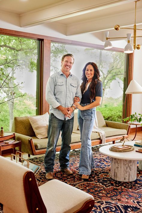 See Inside Chip and Joanna Gaines’s Finished Midcentury Home from ‘Fixer Upper: The Lakehouse’ | Architectural Digest Joanna Gaines Clothing, White Terrazzo Tile, Joanna Gaines Living Room, Fixer Upper Welcome Home, Magnolia Press, Joanna Gaines Farmhouse, Magnolia Network, Joanna Gaines Magnolia, Joanna Gaines Style