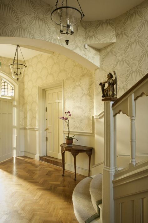 Hallway Wallpaper Ideas, Wallpaper Entryway, Entryway Wallpaper, Foyer Wallpaper, Wallpapered Entryway, Hallway Ideas Diy, Wallpaper Hallway, Lotus Wallpaper, Farrow & Ball