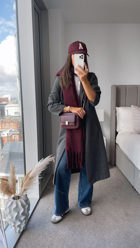 Burgundy is the colour of the season. This autumnal tone is a luxe statement, whether you're dressing up or keeping it casual. Burgundy Baseball Hat Outfit, Burgundy Cap Outfit, Burgundy Beanie Outfit, Burgundy Hat Outfit, Beanie Outfits, Style 2025, 2025 Summer, Burgundy Hat, Simple Winter Outfits