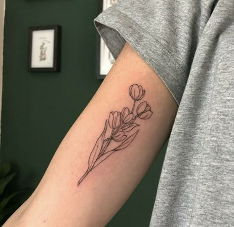 Tulip Tattoo, Bouquet Tattoo, Dainty Tattoos, Piercings And Tattoos, Elegant Tattoos, Little Tattoos, Simplistic Tattoos, Fine Line Tattoos, Minimal Tattoo