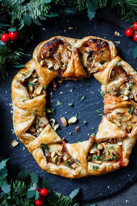 Cranberry and Brie puff pastry wreath - Simply Delicious. Christmas | Festive | Holidays | Recipe | Food | Appetizer | Vegetarian | Starter | Cheese Puff Pastry Wreath, Pastry Wreath, Cranberry And Brie, Holiday Cheese Boards, Best Holiday Appetizers, Brie Puff Pastry, Christmas Appetizers Easy, Holiday Appetizers Recipes, Wontons