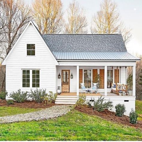 front porch love - JONES DESIGN CO. White Farmhouse Exterior, White Siding, Farmhouse Exterior Design, Farmhouse Front Porches, Farmhouse Porch, Small Farmhouse, Design Salon, Modern Farmhouse Exterior, Casa Exterior