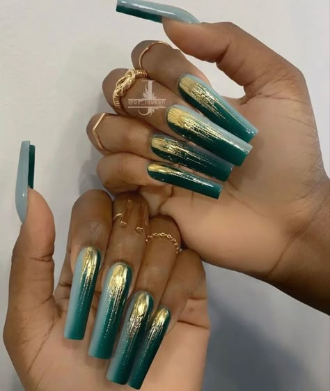 Emerald Green Christmas Nails, Tropical Nails Acrylic, Green And Gold Nails Acrylic, Hunter Green Nails Design, Emerald Green And Gold Nails, Gold Acrylic Nails, Swarovski Nails, Really Cute Nails, Glam Nails