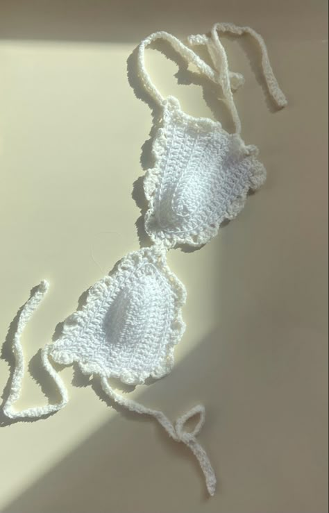 Crochet Bra Tutorial, Brallete Crochet, Bra Crochet Pattern, Bikinis Tejidos Crochet, Coquette Crochet Ideas, Crochet Outfits Aesthetic, Crochet Summer Skirt, Dresses Free Pattern, Crochet Bras