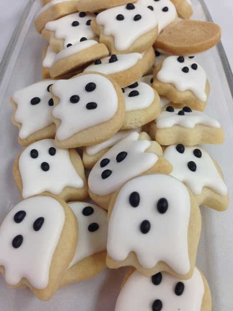 Halloween Sleepover, Halloween Food Treats, Ghost Cookies, Food For Party, Halloween Baking, Spooky Szn, Halloween Desserts, Halloween Snacks, Halloween Food For Party