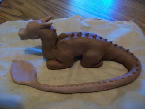 clay dragon ... I got clay... i'll make smaug look like this Easy Clay Dragon Tutorial, Easy Ceramics Sculpture, Cool Air Dry Clay Sculptures, Clay Crafts Dragon, Dragon Pottery Ideas, Small Clay Dragon, Cute Dragon Sculpture, Clay Ideas Dragon, Dragon Air Dry Clay