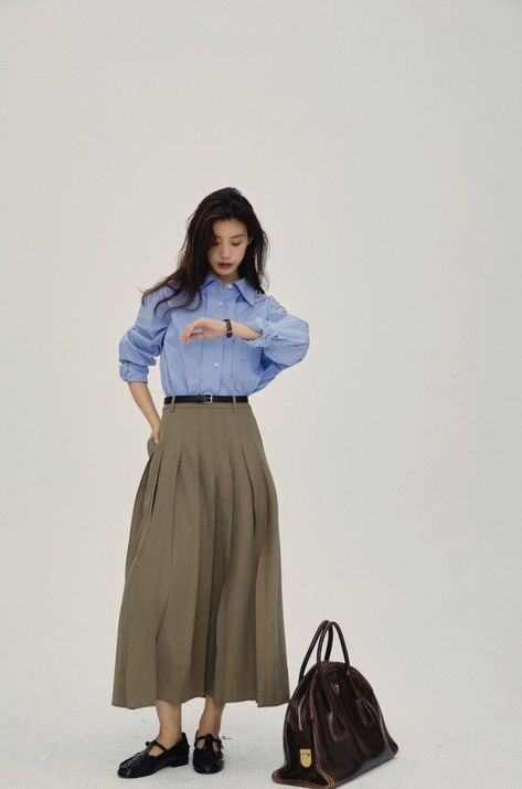 Fall Skirt Outfits, Japanese Minimalist Fashion, Fall Skirt, Skirt Outfits Fall, Outfits 2023, Classy Work Outfits, Instagram Look, Hijabi Fashion, Clothes Dress