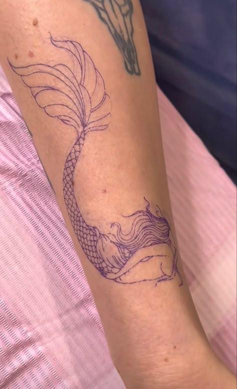 Mermaid Tail Tattoo, Small Mermaid Tattoo, Mermaid Tattoo Ideas, Siren Tattoo, Mermaid Tattoo Designs, Mermaid Tattoo, Mermaid Tattoos, Tattoo Videos, Tattoo Feminina