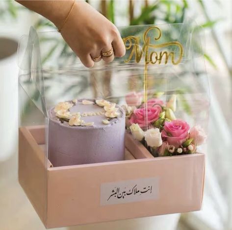 Small Cake Packaging Ideas, Cake Box With Flowers, Diy Cake Box Ideas, Birthday Cake Gift Box Ideas, Transparent Gift Box Ideas, Cute Cake Packaging, Gift Box Cake Ideas, Flower Box Gift Birthday, Cake And Flower Box Gift