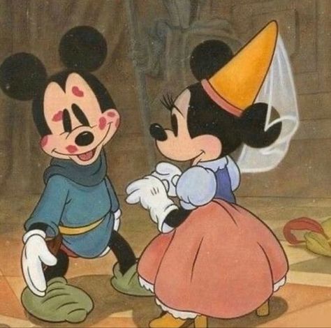 Vintage Cartoon Couple Aesthetic, Cartoon Characters In Love Aesthetic, Cartoons Love Couple, Valentines Profile Pics, Iconic Couples Cartoons, In Love Cartoon Aesthetic, In Love Aesthetic Cartoon, Valentines Cartoon Aesthetic, Cartoons In Love