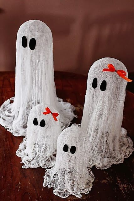 ghosts Diy Halloween Dekoration, Cheesecloth Ghost, Dekorasi Halloween, Cheap Halloween Decorations, Halloween Kunst, Homemade Halloween Decorations, Diy Halloween Decor, Adornos Halloween, Cheap Halloween