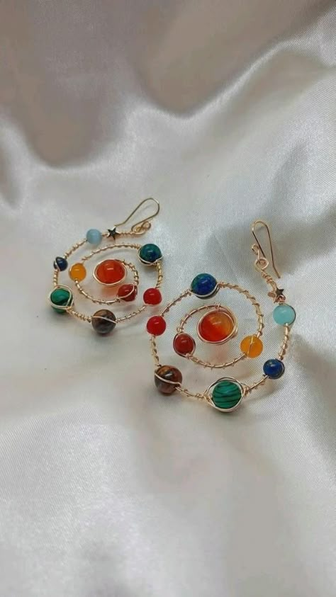 Beaded Wire Jewelry, Aesthetic Earrings Diy, Easy Diy Earrings, Bead And Wire Jewelry, Holding Something, Anting Manik, Diy Earrings Easy, Aesthetic Earrings, Diy Aesthetic