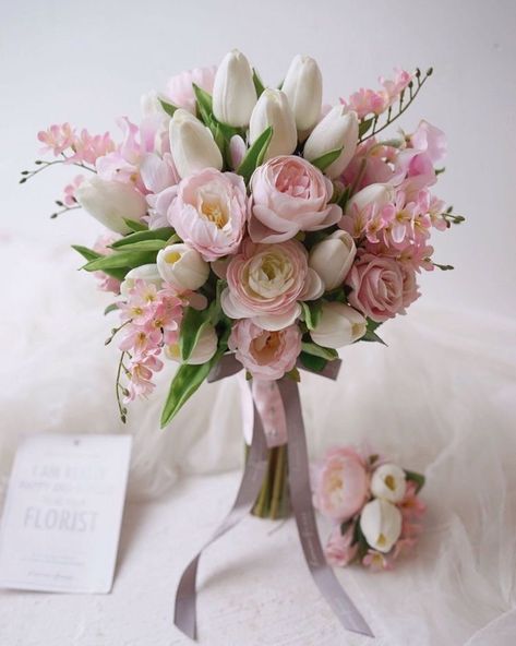 Blush Pink Wedding Flowers Bride Bouquets Peonies, Pink Green Bouquet, Flower Bouquet Romantic, Tulip Wedding Bouquet, Tulip Bouquet Wedding, Light Pink Bouquet, Netherlands Wedding, Tulip Bridal Bouquet, Wedding Flowers Pink