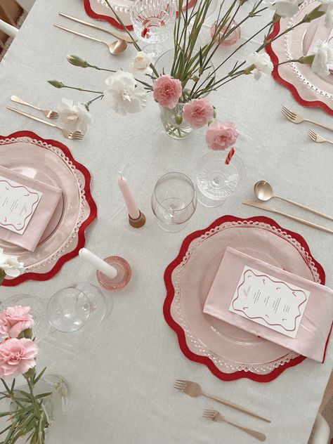 Galsmas floral table setting Pink Valentines Tablescape, Pink Table Aesthetic, Valentines Day Dinner Set Up, Restaurant Place Setting, Floral Galentines Party, Valentine's Day Table Setting, Pink And Red Dinner Table Decor, Paris Table Setting Ideas, Pink And Red Christmas Table Decor