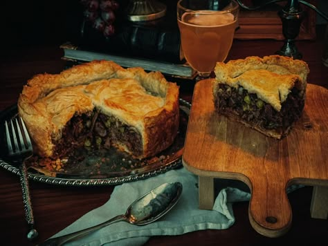 Medieval Meat Pie Tavern Aesthetic Medieval Food, Tavern Aesthetic Medieval Party, Middle Ages Food, Medieval Meat Pie, Tavern Food Medieval, Medieval Food Ideas, Dnd Tavern Food, Medieval Breakfast, 1800s Food