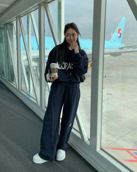 Airport Fit Summer, Outfits For Airplane Travel, Sweatpants Outfit Airport, Retro Style Fashion Men, Comfy Airport Outfit Winter, Airport Style Kpop, Cozy Airport Outfit, Airport Outfit Korean, Airport Outfit Aesthetic