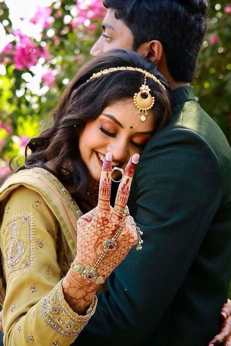 Photo Poses For Engagement Indian, Engagement Bride Photos, Indian Wedding Engagement Photos, Photoshoot Engagement Ideas, Photography Poses For Engagement, Engagement Photos With Ring, Engagement Couple Pose, Bride Engagement Poses, Engagement Stills Indian