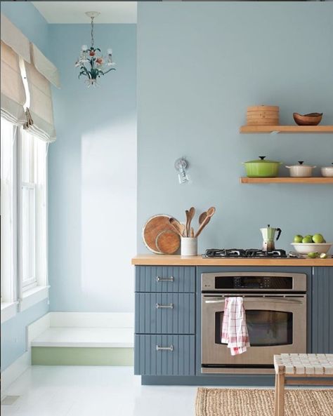 Benjamin Moore Normandy paint color on kitchen cabinets Home Staging Cuisine, Budget Kitchen Makeover, Wooden Kitchen Cabinets, Colourful Kitchen, Kitchen Improvements, Interior Layout, Blue Kitchen Cabinets, Kitchen Colour Schemes, Kitchen Paint Colors