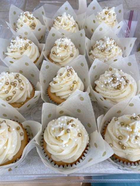 Neutral Treat Table, White And Gold Cupcake Ideas, Golden Birthday Desserts, All White Food Ideas, Confirmation Dessert Table Ideas, Confirmation Decorating Ideas Simple, White Dessert Ideas, All White Party Food Ideas, All White Party Aesthetic