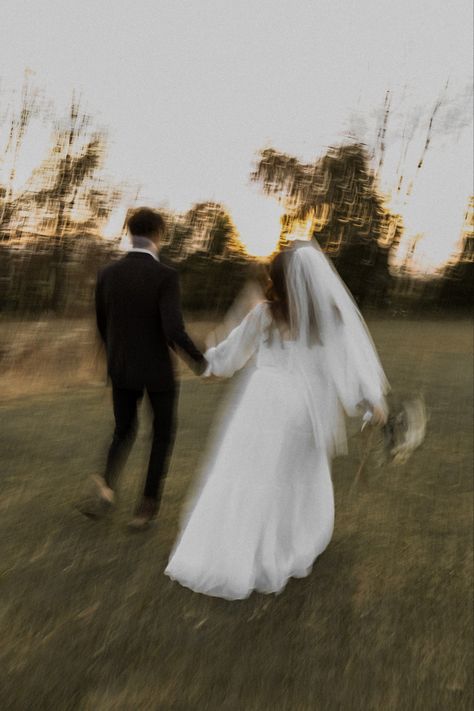 Lowkey Wedding Pictures, Aesthetic Bride And Groom Photos, Aesthetic Bride Pictures, Lowkey Wedding Aesthetic, Wedding Picture Ideas Aesthetic, Bride And Groom Aesthetic Faceless, Sepia Wedding Photos, Wedding Photos No Face, No Face Wedding Photography