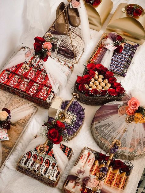 Indian Wedding Thaals, Wedding Platters Gift, Marawa Packing Ideas For Groom, Indian Wedding Sweets Box Gift Ideas, Engagement Hamper Ideas Muslim, Thaals For Groom, Wedding Thaals For Groom, Nikkah Taals, Eid Packing Ideas