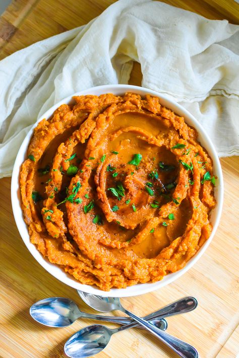 This savory sweet potato mash is a highly requested family side dish that is satisfying and simple to throw together. Savory Sweet Potato Mash, Mash Sweet Potato Recipes, Mashed Sweet Potatoes Savory, Mashed Sweet Potatoes Healthy, Family Side Dishes, Potatoes And Sweet Potatoes, Savory Sweet Potato, Oven Roasted Green Beans, Sweet Potato Recipes Mashed