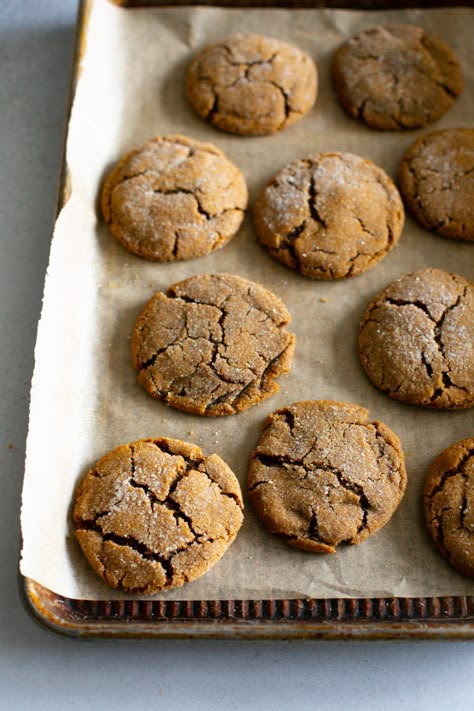 Easy Molasses Crinkle Cookies - The Baker Chick Molasses Crinkles, Molasses Cookies Recipe, Homemade Peanut Butter Cups, Ginger Molasses, Pie Pops, Ginger Molasses Cookies, Molasses Cookies, Crinkle Cookies, Cookie Swap