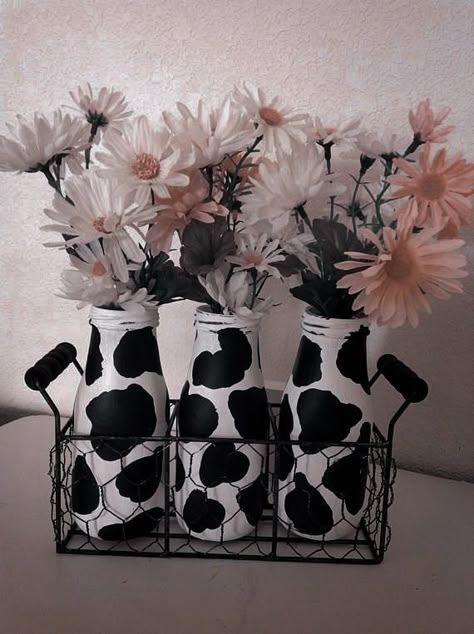 Cute Cow Bedroom Ideas, Cow Print Bathroom Ideas, Cow Themed Bathroom Ideas, Cow Bedroom Ideas, Cow Themed Bedroom, Cow Bathroom Decor Ideas, Cow Themed Kitchen, Cow Print Birthday Party, Cow Print Room