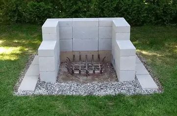 [DIY] Cinder Block Fire Pit Ideas, Cost And Plans - Clever Patio Cedar Block Ideas, Diy Cinder Block Fire Pit, Cinder Block Ideas Outdoors, Cinderblock Fire Pit Diy, Concrete Block Fire Pit, Diy Firepit Ideas, Block Fire Pit, Cinder Blocks Diy, Barbeque Area