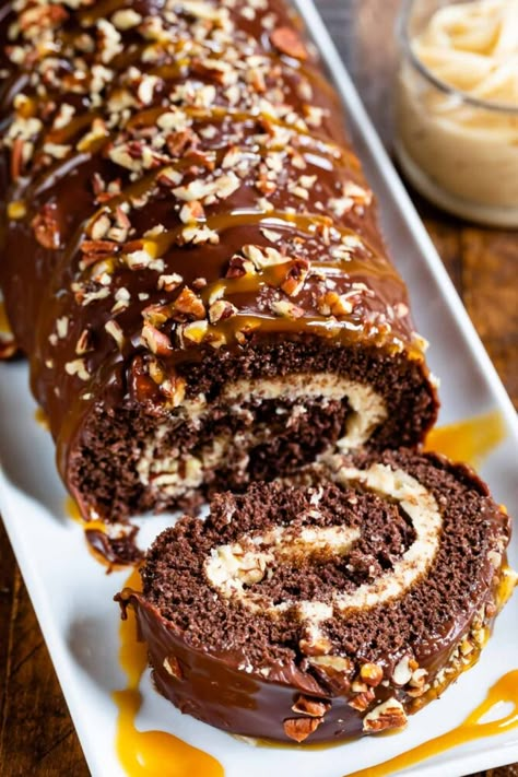 Make a Cake Roll with cake mix! Chocolate Caramel Turtle Cake Roll is a jelly roll recipe using box cake mix - it's easy to make and has a caramel filling and chocolate ganache on the outside. Cake Mix Rolls, Jelly Rolls Recipe, Chocolate Cake Roll, Rolled Cakes, Turtle Candy, Jelly Roll Cake, Chocolate Roll Cake, 30 Cake, Caramel Filling