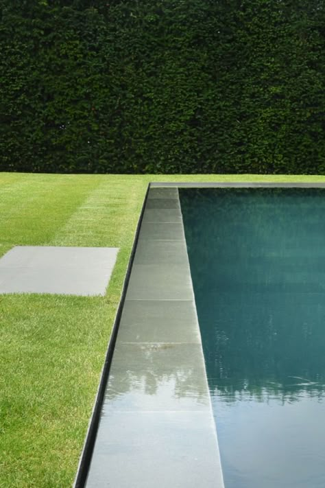 𝗕𝗿𝗮𝗰𝗵𝗼𝘁 - 𝗔𝗹𝘁𝗮 𝗤𝘂𝗮𝗿𝘁𝘇𝗶𝘁𝗲 Pool copings in natural stone.  Choose from our wide range of copings based on popular choices of materials and the accompanying outdoor finishes.

In addition to our range of standard pool copings, we can also produce custom-made pool copings from any of the materials we offer. © Willy Naessens Swimming Pools #pool #zwembad #zwembadboorden #swimmingpool Knife Edge Pool, Overflow Pool, Simple Pool, Grass Design, Edge Pool, Cape Coast, Infinity Pools, Pool Coping, Home Stairs