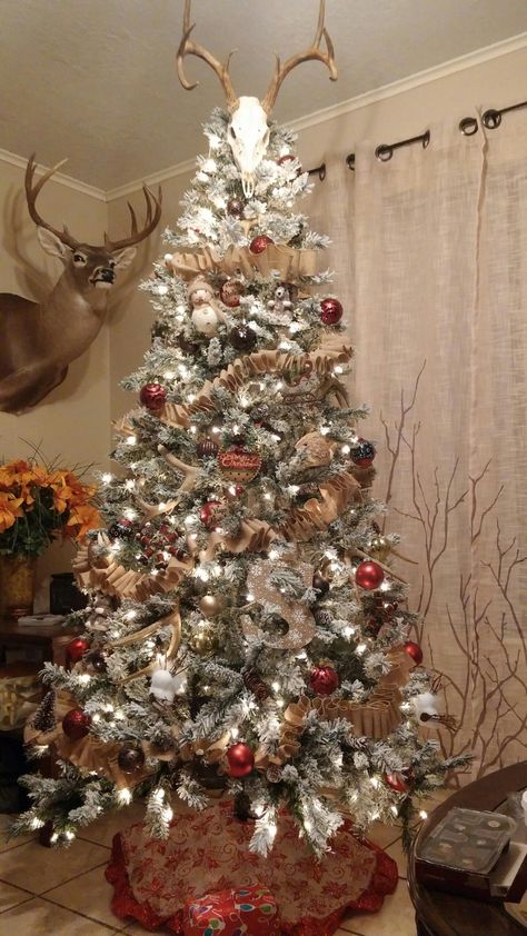 Man Cave Christmas Tree Ideas, Christmas Tree Decorations Western, Christmas Tree Ideas Rustic Farmhouse, Christmas Decorations With Antlers, Christmas Tree With Deer Antlers, Christmas Tree Hunting Theme, Rustic Deer Christmas Tree, Antler Christmas Tree Decorations, Antlers In Christmas Tree