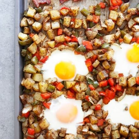 Sheet Pan Breakfast Bake (Eggs, Bacon, Potatoes) - Lexi's Clean Kitchen Bake Eggs, Sheet Pan Breakfast, Bacon Potatoes, One Pan Dinners, Desayuno Keto, Lexi's Clean Kitchen, Biscuits Graham, Easy Sheet Pan Dinners, Pan Cooking