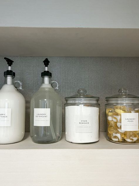 Laundry Room Organization Aesthetic, Organization Ideas Laundry Room, Minimal Laundry Room Organization, Laundry Apartment Ideas, Organize Laundry Detergent, Small Laundry Room Accessories, Simple Laundry Room Organization, Laundry Supply Storage, Organised Utility Room