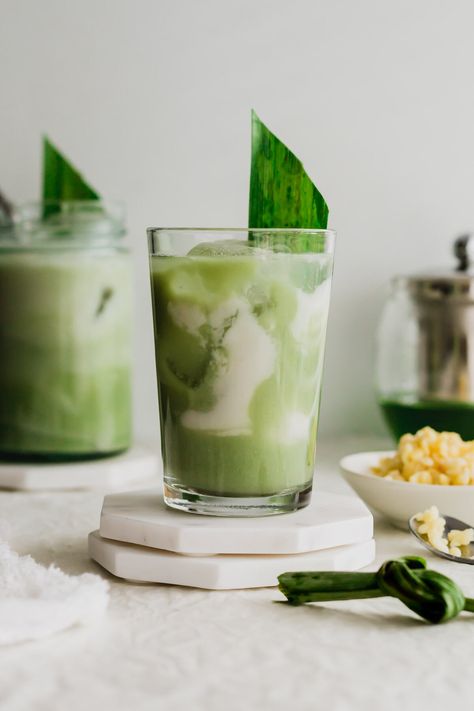 Pandan Milk Tea, Healthy Milk Tea, Avocado Milk Tea, Pandan Drink Recipe, Pandan Drink, Pandan Tea, Menu Beverage, Coconut Milk Drinks, Gen Math