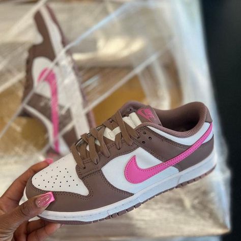 Air Max Nike Rosa, Nike Heels, Nike Shoes Women Fashion, Pretty Sneakers, Trendy Shoes Sneakers, Nike Shoes Girls, Preppy Shoes, Pretty Shoes Sneakers, Kicks Shoes