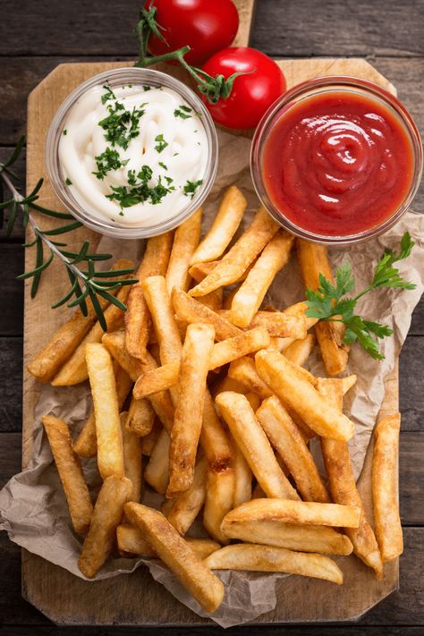 Reheat fries in the air fryer instead of microwaving them! It's the easiest way to breathe new life into sad, soggy fries. Types Of French Fries, Belgian Fries, French Fries Recipe, Fries Recipe, Chips Recipe, Think Food, Air Fryer Recipes Healthy, Sweet Potato Fries, Potato Chips